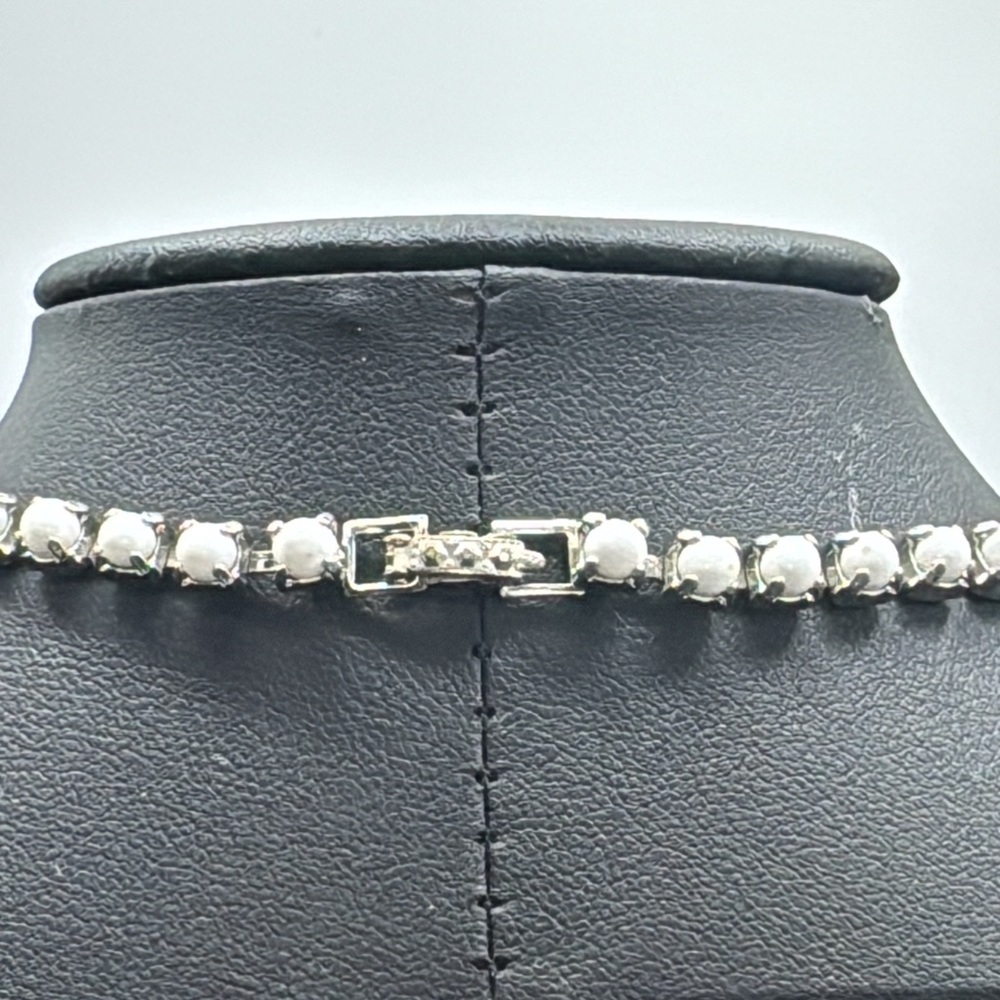 Milk glass and rhinestone necklace. Vintage.​ - Picture 4 of 4
